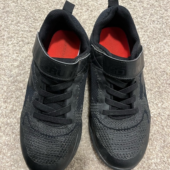 Boys black Sketcher runners in used condition - Picture 4 of 4